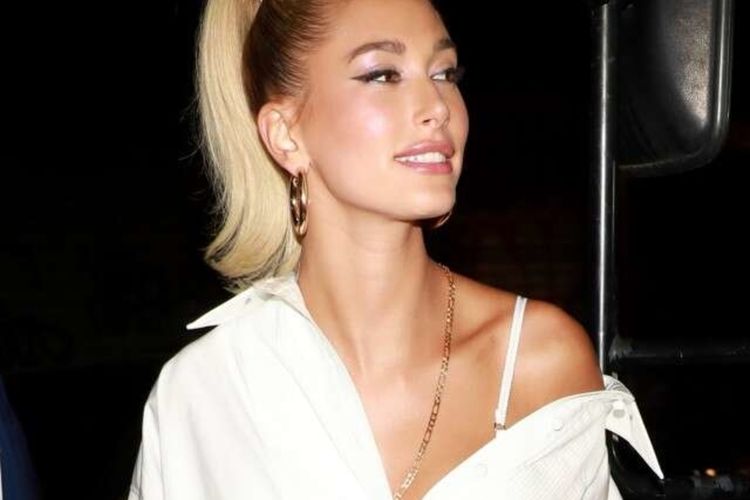 Hailey Bieber mengenakan kalung rantai.