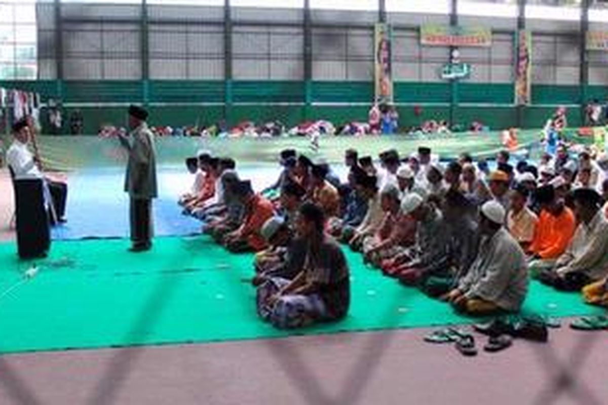 Warga Syiah korban kekerasan sedang menunaikan salat Jumat di pusat pengungsian di gedung Lapangan Tennis Indoor Sampang, Kabupaten Sampang, Jawa Timur, Jumat (31/8/2012). Dalam kotbah, para pengungsi diminta untuk bersabar atas ujian yang berat ini. Warga Syiah juga diminta terus mengedepankan musyawarah untuk menyelesaikan konflik tersebut.   