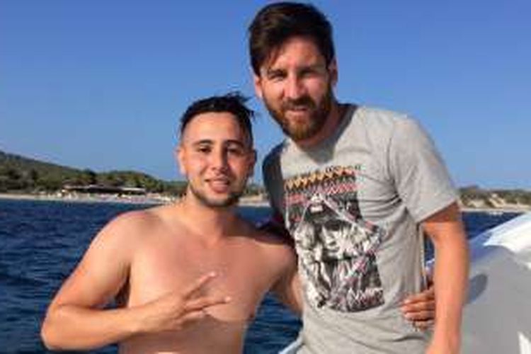 Suli (kiri), adalah seorang penggemar striker FC Barcelona, Lionel Messi (kanan).