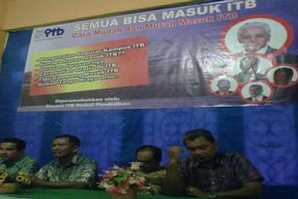 Para pengurus Ikatan Institut Teknologi Bandung sedang mesosialisasikan ITB yang murah, mudah dan bayak beasiswa di SMU Muhammadiyah 1 Kota Magelang, Rabu (27/3/2013).