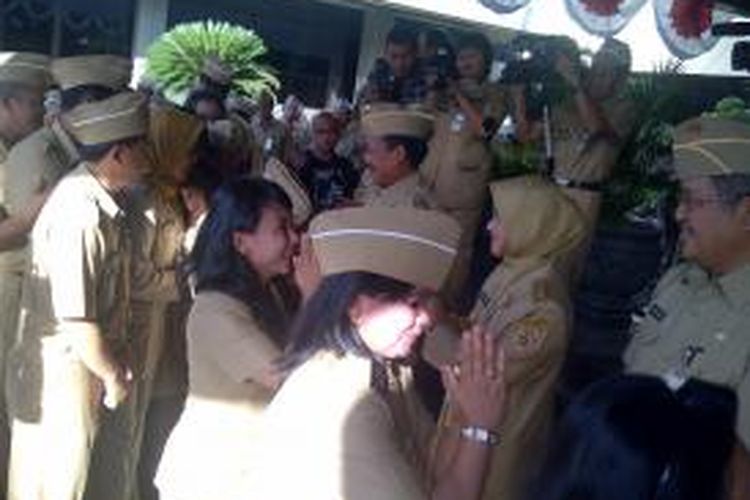 Gubernur Jawa Tengah Bibit Waluyo saat melakukan salam-salaman pada upacara rutin yang dilanjutkan dengan halal bihalal di lingkungan Pemerintah Provinsi Jawa Tengah, Senin (12/8/2013)