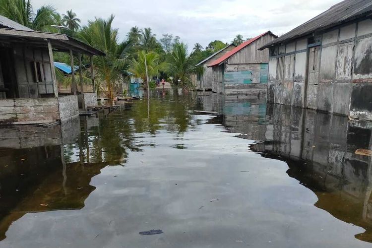 Banjir rob yang dipicu oleh gelombang pasang menerjang sejumlah desa di Kabupaten Kepulauan Aru, Maluku, Selasa (7/12/2021)