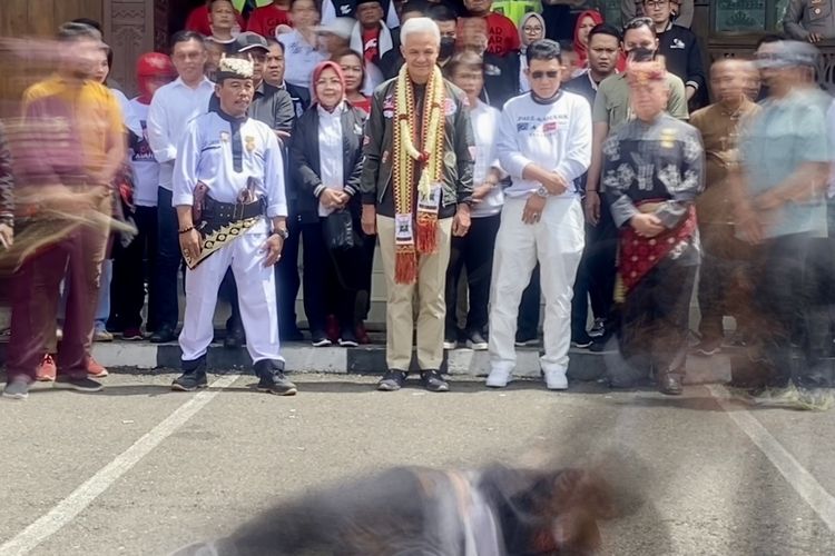 Ganjar Pranowo disambut silat khas Lampung saat tiba di Bandara Radin Intan II, Senin (22/1/2024).