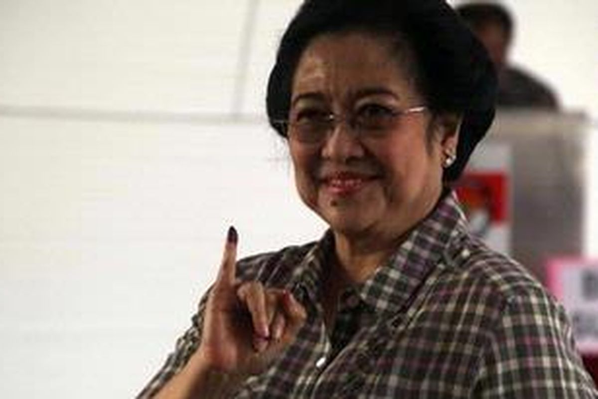 Mantan Presiden RI Megawati Soekarnoputri menunjukkan tanda telah menggunakan hak suaranya pada pemilihan kepala daerah DKI Jakarta di TPS 031, Kebagusan, Jakarta Selatan, Rabu (11/7/2012). Megawati melakukan pencoblosan didampingi oleh calon gubernur DKI Jakarta, Joko Widodo.