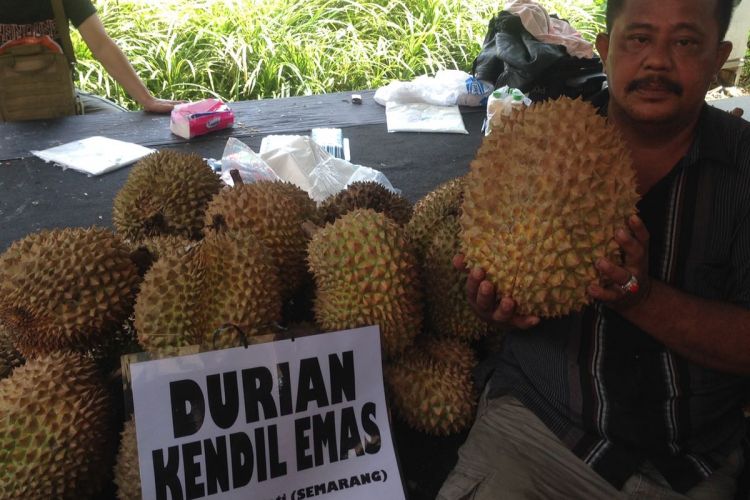 harga durian ditawarkan mulai Rp 80.000 per butir. Beberapa stan durian menjual durian dengan hitungan per kilogram.