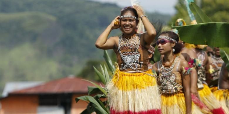 Para peserta tari Isolo atau Isosolo, saat menuju panggung menggunakan perahu pada acara Festival Danau Sentani 2016 di Kabupaten Jayapura, Papua, Senin (20/6/2016). Tari Isolo selalu dibawakan dalam FDS 2016 yang mengisahkan hubungan kerukunan antar suku dengan membawa hasil bumi.