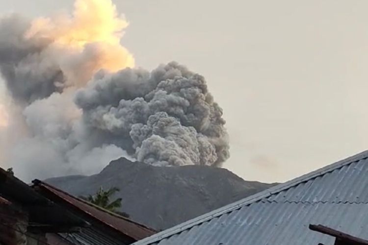 Gunung Ruang di Kabupaten Kepulauan Siau Tagulandang Biaro (Sitaro), Sulawesi Utara, kembali meletus, Jumat (19/4/2024) pukul 17.06 Wita. Tinggi kolom abu 400 meter.
