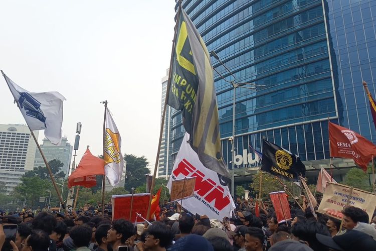Hendak Demo ke Bundaran HI, Mahasiswa PNJ hingga UI Tertahan Barikade Polisi di Sudirman
