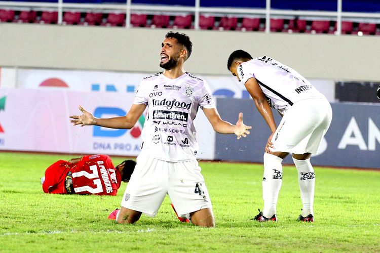 Pemain Bali United Willian Pacheco saat pertandingan pekan 13 Liga 1 2021-2022 melawan Persija Jakarta yang berakhir dengan skor 0-1 di Stadion Manahan Solo, Kamis (25/11/2021) malam.