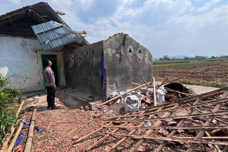 Datang dari Arah Lahan Tebu, Angin Kencang Sapu Rumah Lansia 80 Tahun di Pekalongan