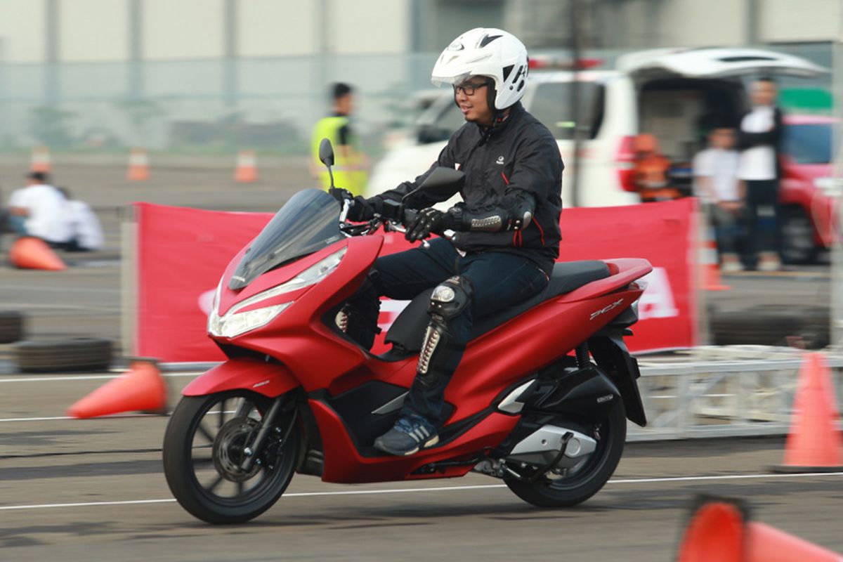 Kompas.com di atas Honda All New PCX.