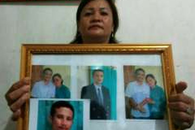 KOMPAS.com/Mei Leandha - Istri Darius memegang foto suaminya yang hilang sejak September lalu dalam rangka dinas di Medan, Kamis (10/11/2016)