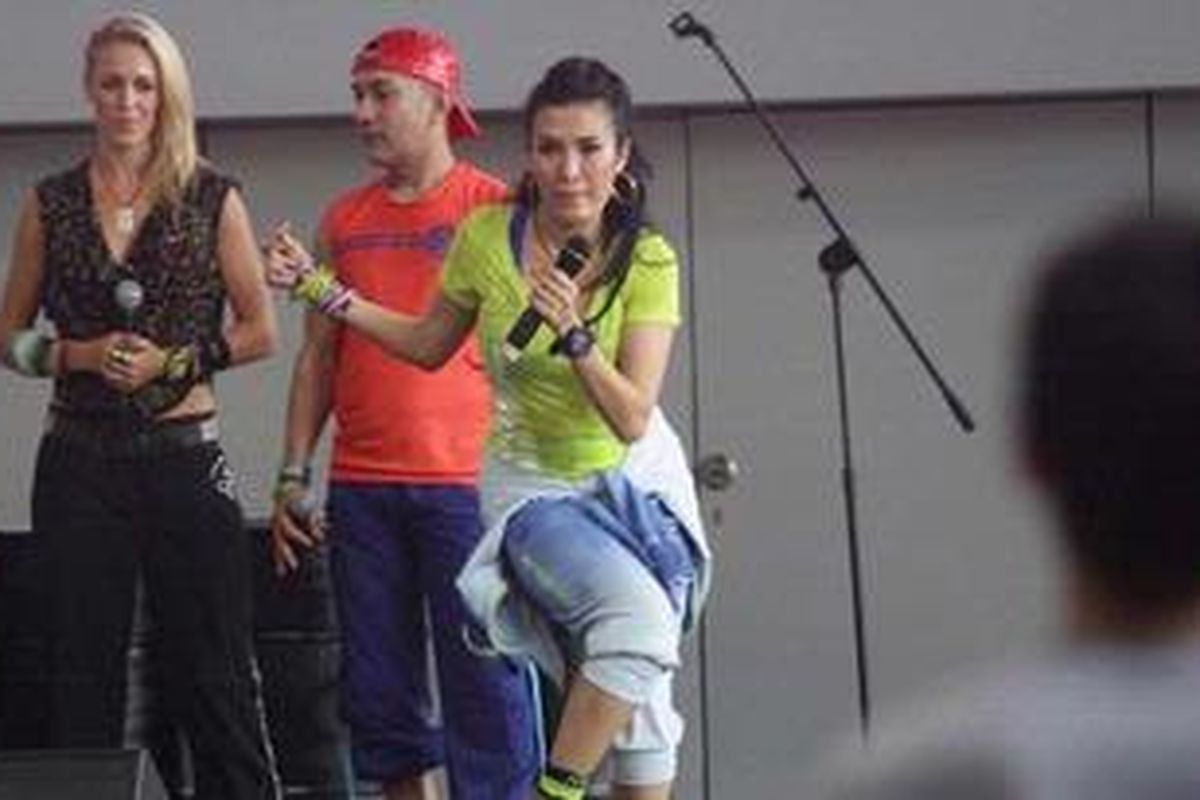 Liza Natalia (nomor tiga dari kiri) memeragakan gerakan olah raga kebugaran zumba pada acara bincang-bincang bertema Zumba Party di taman Mal Gandaria City, Jakarta Selatan, Sabtu (9/3/2013). 