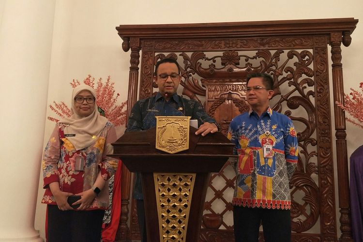 Gubernur DKI Jakarta Anies Baswedan mengumumkan pembebasan pajak bea balik nama kendaraan bermotor (BBN-KB) untuk kendaraan listrik di Balai Kota DKI Jakarta, Kamis (23/1/2020).