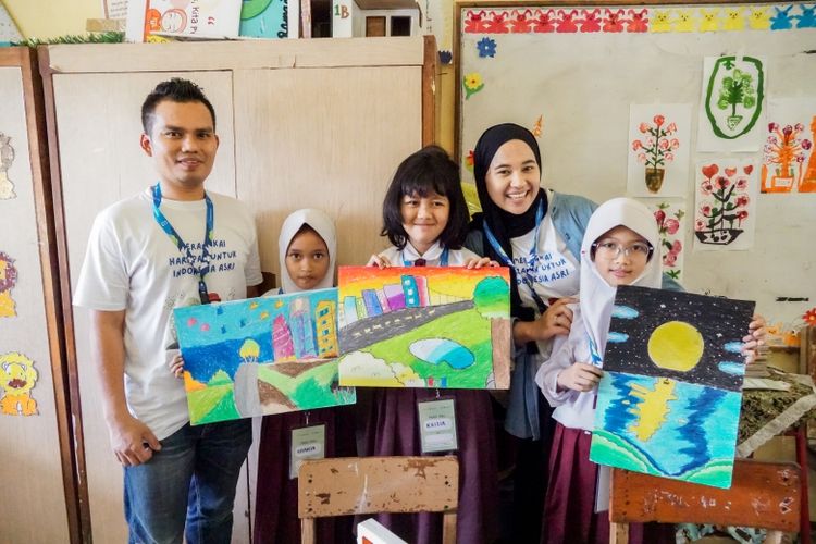 Para siswa menampilkan lukisannya.