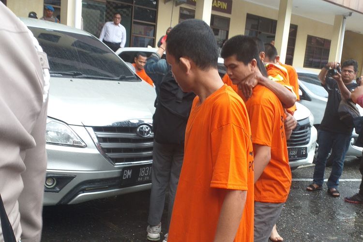 Sepuluh tahanan Polsek Rumbai yang kabur berhasil ditangkap kembali saat dihadirkan dalam konferensi pers di Polresta Pekanbaru, Riau, Minggu (20/8/2023).