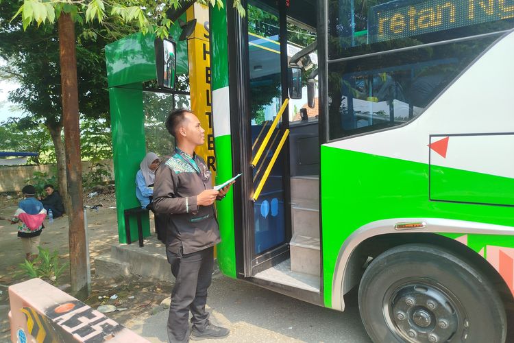Terdampak Demo Buruh, Bus TransJatim Tunda Waktu Keberangkatan, Penumpang Membeludak