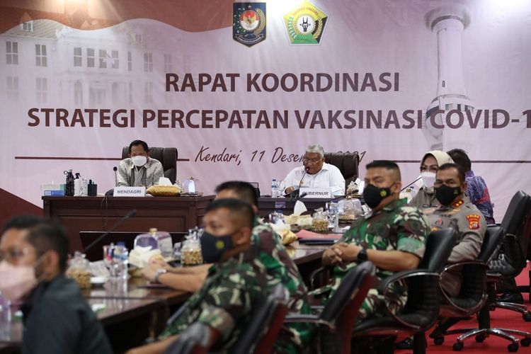 Rapat Koordinasi Strategi Percepatan Vaksinasi Kemendagri bersama Pemprov Sulawesi Tenggara di Kendari, Sabtu (11/12/2021). 
