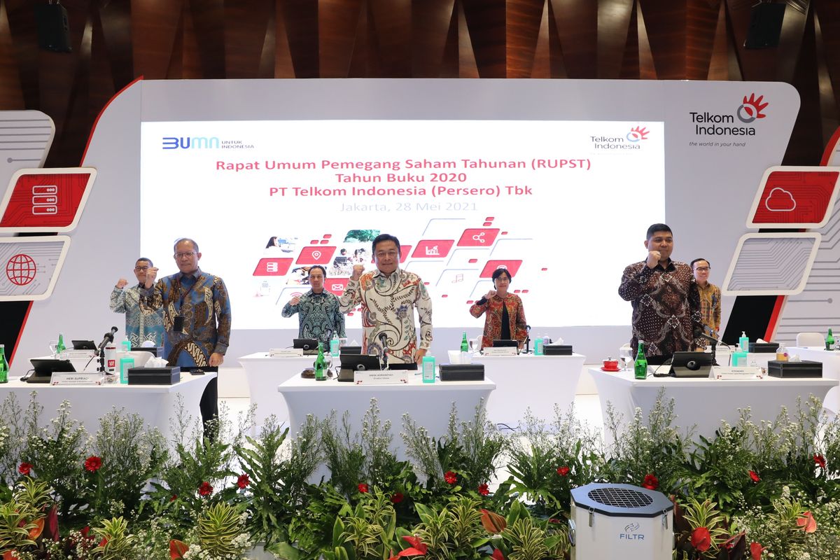 Susunan Direksi Baru PT Telkom Indonesia (Persero) Tbk sesuai hasil Rapat Umum Pemegang Saham Tahunan Tahun Buku 2020: Direktur Utama Ririek Adriansyah (baris depan, tengah), Direktur Strategic Portfolio Budi Setyawan Wijaya (baris depan, paling kanan), Direktur Enterprise & Business Service Edi Witjara (baris belakang, kedua dari kiri), Direktur Keuangan & Manajemen Risiko Heri Supriadi (baris depan, kedua dari kiri), Direktur Network & IT Solution Herlan Wijanarko (baris depan, paling kiri), Direktur Wholesale & Internasional Service Bogi Witjaksono (baris belakang, paling kiri), Direktur Digital Business M. Fajrin Rasyid (baris belakang, paling kanan), Direktur Human Capital Management Afriwandi (baris depan, kedua dari kanan), Direktur Consumer Service FM Venusiana R (baris belakang, kedua dari kanan). Pelepasan masker hanya untuk kebutuhan dokumentasi, penyelenggaraan kegiatan RUPST telah menerapkan protokol kesehatan pencegahan Covid-19 yang ketat.