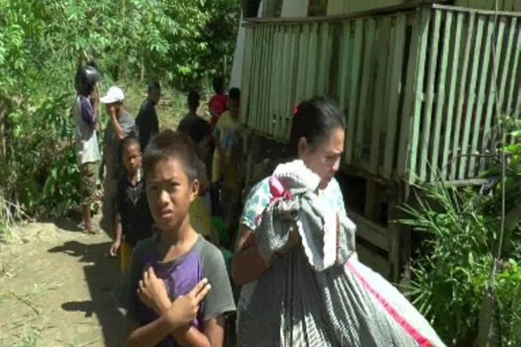 Rumahnya tergerus longsor dan terimpa pohon di bantaran Sungai Sulewatang, Polewali Mandar, Sulawesi Barat, Kamis (13/4/2017), Rahayu dan dua anaknya selamat setelah melompat dan berlarian.