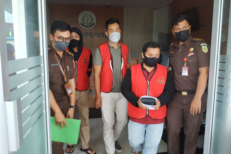Sebanyak tiga tersangka tindak pidana korupsi pembangun Madrasah Tsanawiyah Ma'arif Kapuas Hulu, Kalimantan Barat (Kalbar) resmi dilimpahkan ke jaksa penuntut umum (JPU) dan ditahan. 