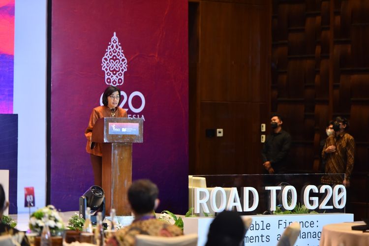Menteri Keuangan Sri Mulyani Indrawati dalam acara Road to G20 forum bisnis Sustainable Finance: Instruments and Management in Achieving Sustainable Development of Indonesia? di Bali, Rabu (13/7/2022). Sri Mulyani mengatakan 60 persen negara miskin terancam bangkrut akibat lonjakan utang. 