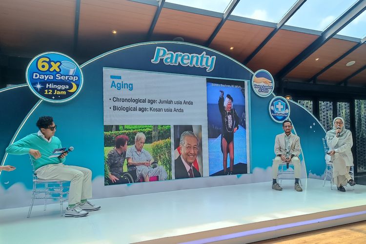 , Senior Brand Manager Parenty Agung Husain M. (tengah) dan dr. Ika Fitriana, SpPD-KGer (kanan) dalam peluncuran Parenty Pants Ekstra Serap di Jakarta, Selasa (27/5/2025).