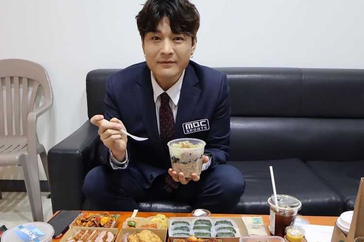 Shindong Super Junior mengunggah tampilan barunya setelah berhasil menurunkan berat badan hingga 20 kg di awal 2020.