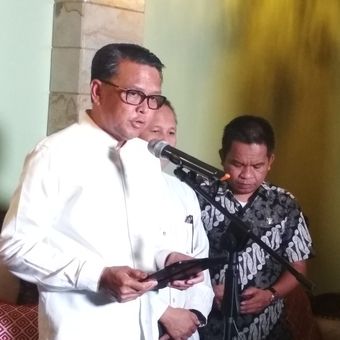 Gubernurb Sulsel Nurdin Abdullah saat konferensi pers di rumah pribadinya mengenai 2 penderita positif corona di Sulawesi Selatan, Kamis (19/3/2020).