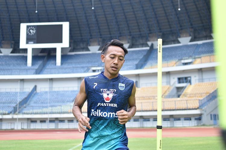 Gelandang Persib Bandung, Beckham Putra Nugraha, dalam sesi latihan tim di Stadion GBLA, Kota Bandung, Senin (20/9/2021).