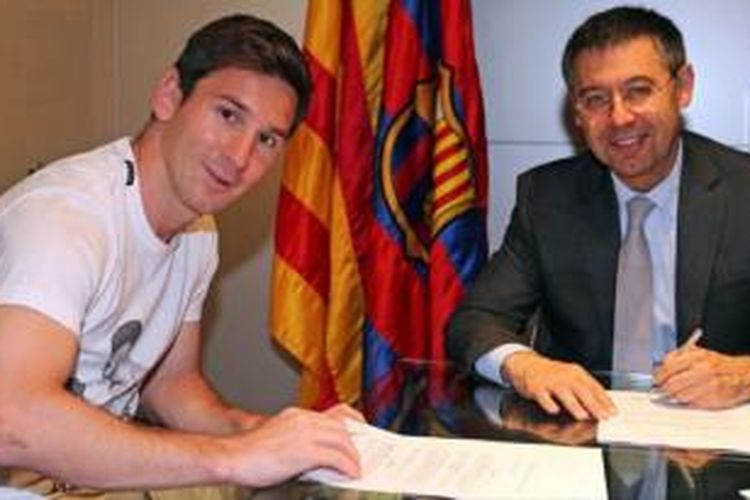 Bintang Barcelona, Lionel Messi saat menandatangani perpanjangan kontrak baru di Camp Nou, Senin (19/5/2014). 