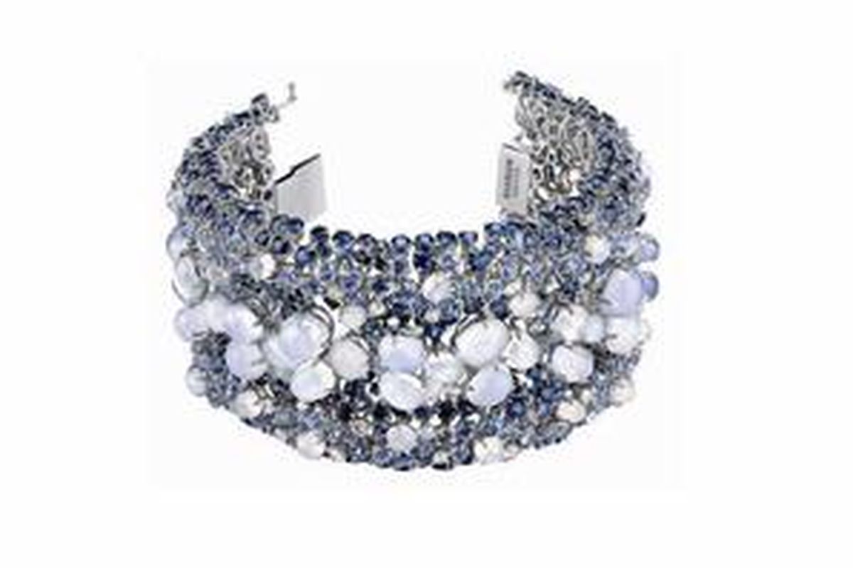 Gelang ISOTTA yang berhasil mendapat anugerah perhiasan paling fashionable tahun ini. 