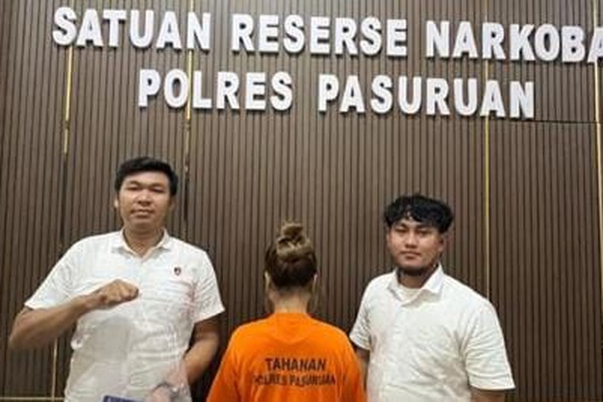 Satnarkoba Polres Pasuruan menangkap seorang perempuan beserta mobil yang biasa digunakan untuk mengantarkan sabu kepada para pengecer, Sabtu (16/08/2025).