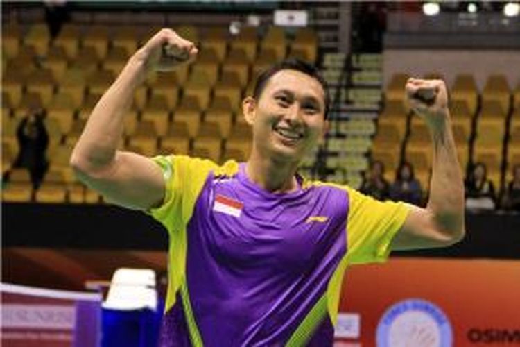 Tunggal putra Indonesia, Sony Dwi Kuncoro, mengepalkan kedua tangannya usai menundukkan tunggal Jepang, Kenichi Tago, pada babak perempat final Hongkong Open Superseries 2013, di Hongkong Coliseum, Jumat (22/11/2013).