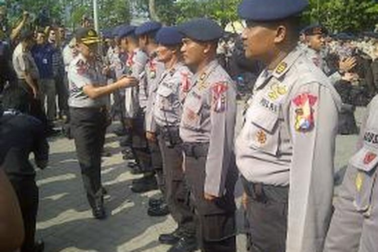 Upacara pemberangkatan pasukan Brimob Polda Jatim di stasiun Pasar Turi Surabaya.