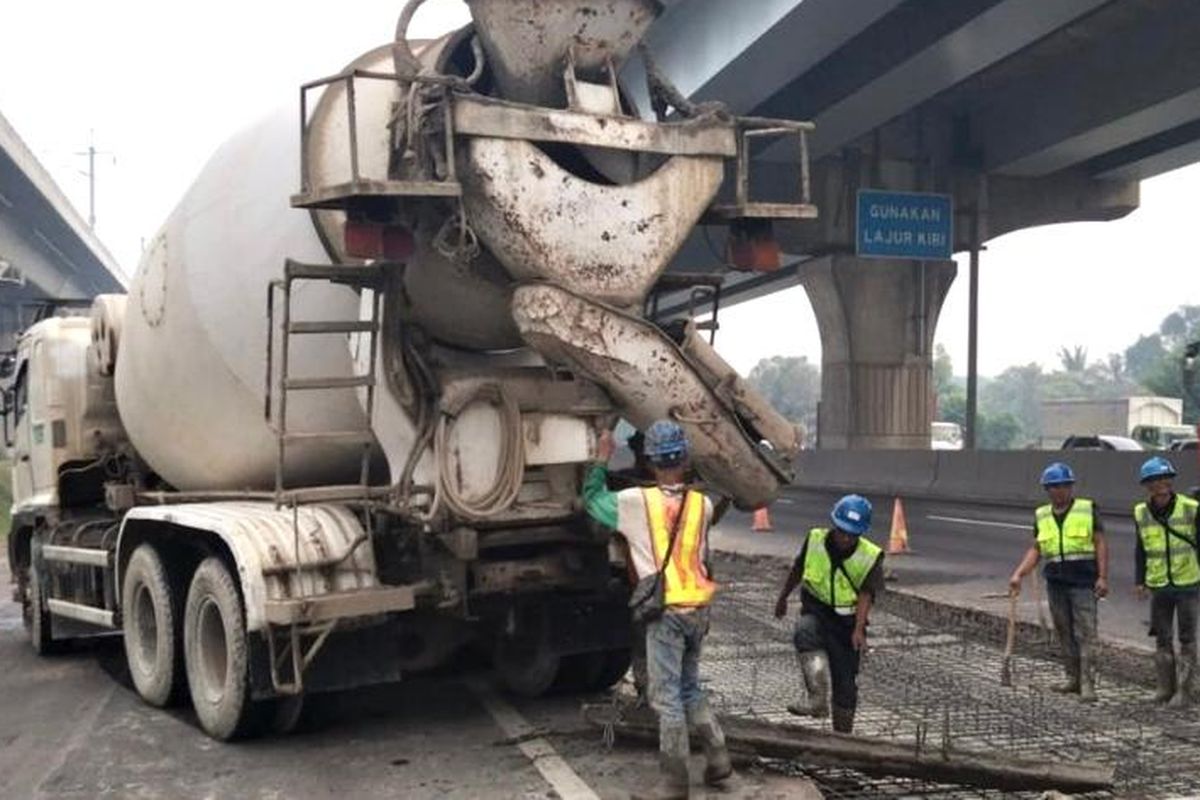 Pekerjaan jalan di Tol Jakarta-Cikampek