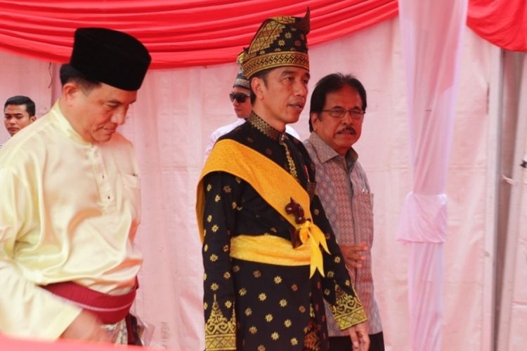 Penyerahan sertifikat tanah oleh Presiden Joko Widodo kepada masyarakat di Provinsi Riau, Sabtu (15/12/2018).