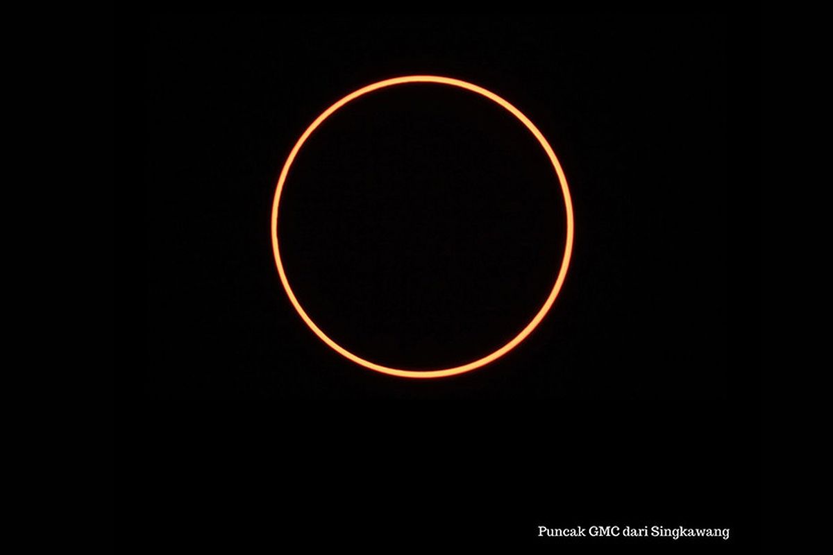 Penampakan puncak gerhana matahari cincin yang diabadikan oleh Tim BMKG dari Singkawang, Kalimantan Barat, Kamis (26/12/2019). Menurut daftar yang dirilis BMKG, fenomena astronomi gerhana matahari cincin akan melewati 25 kota/kabupaten di Indonesia pada Kamis hari ini.