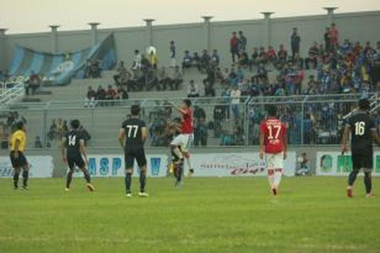 Pertandingan Sunrise Of Java Cup 2015 antara Arema dan Bali United di Stadion Diponegoro Banyuwangi