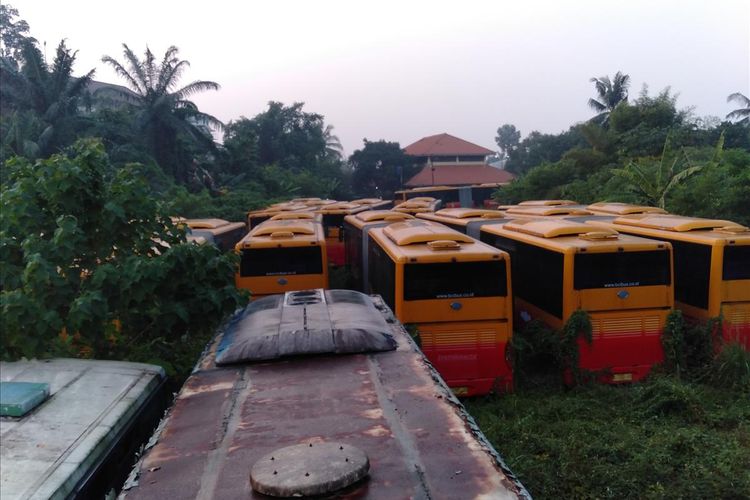 Bus Transjakarta yang tidak terpakai terpakir di Perum Pengangkutan Penumpang Djakarta, Ciputat, Tanggerang Selatan, Banten, Jumat (26/7/2019)