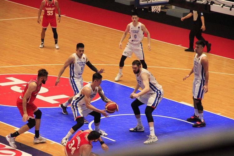 Laga timnas basket Taiwan vs Bahrain dalam rangkaian hari pertama FIBA Asia Cup 2022 di Istora Senayan, Jakarta, pada Selasa (12/7/2022).
