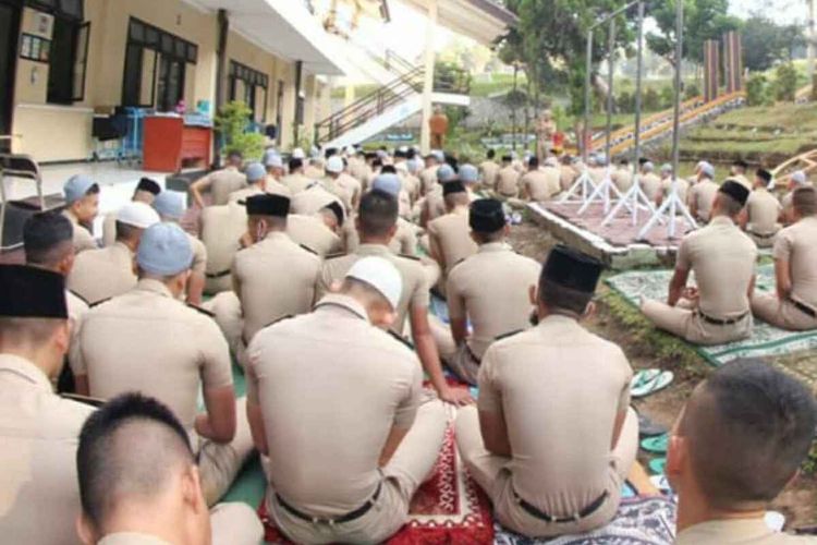 Praja IPDN shalat Idul Fitri berjamaah secara berkelompok di halaman asrama masing-masing. Dok. Humas IPDN/KOMPAS.com