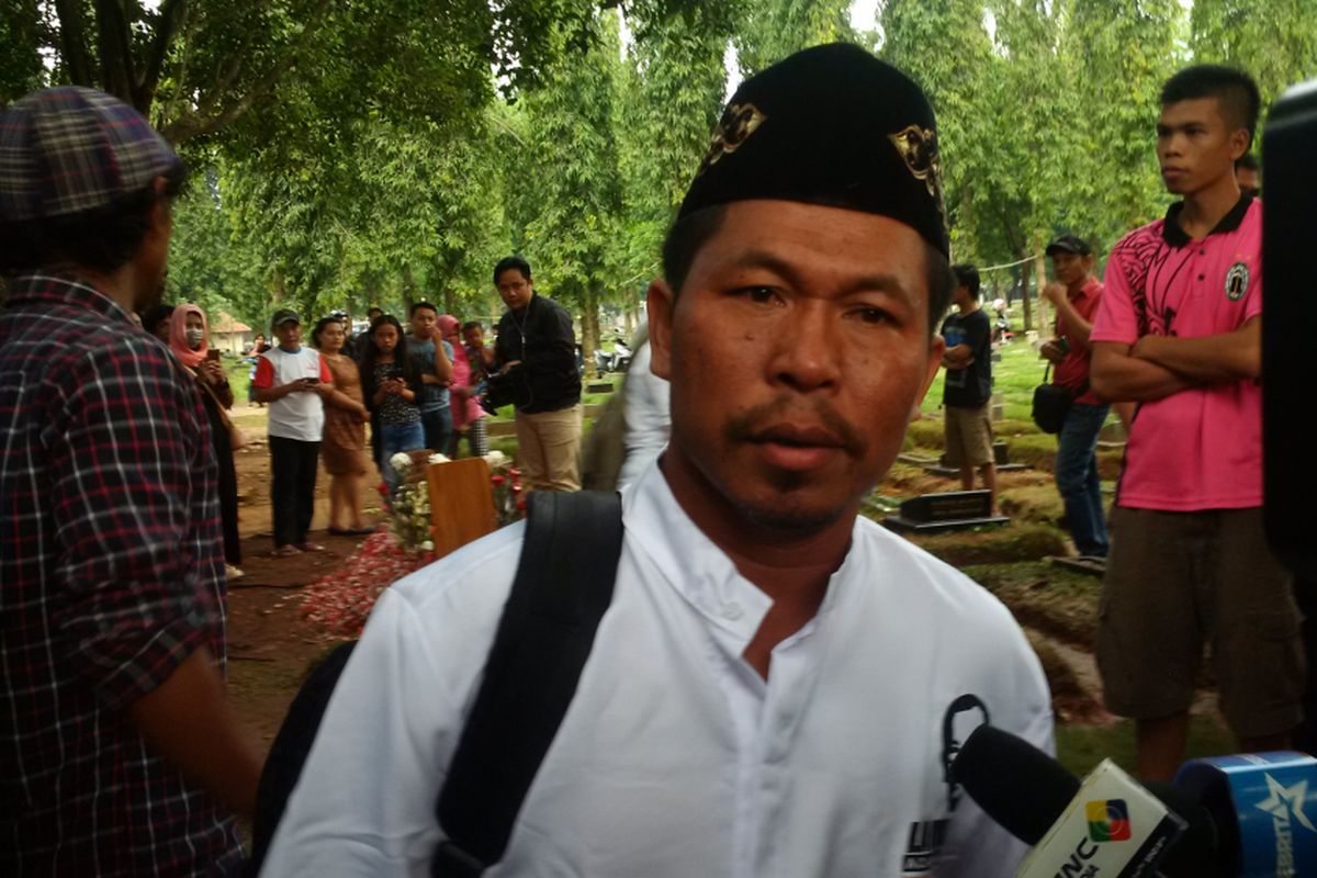 Djalal, pencipta lagu dan penyanyi yang sempat menuai kontroversi ketika merilis tembang Selamat Jalan Jupe melakukan nyekar ke makam mendiang artis peran Julia Perez di TPU Pondok Ranggon, Jakarta Timur, Minggu (11/6/2017).
