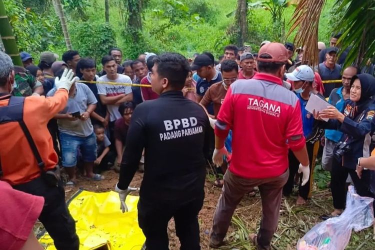 Suasana proses evakuasi jenazah NKS (18), gadis penjual gorengan, yang ditemukan terkubur di areal hutan di Korong Pasa Surau, Nagari Guguak, Kecamatan 2 x 11 Kayu Tanam, Kabupaten Padang Pariaman, Sumatera Barat, Minggu (8/9/2024).