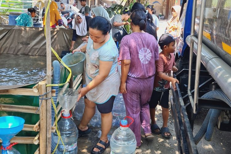 Dampak Kekeringan di Semarang, Warga Rejosari Harus Tempuh 5 Km ke Sungai demi Dapat Air