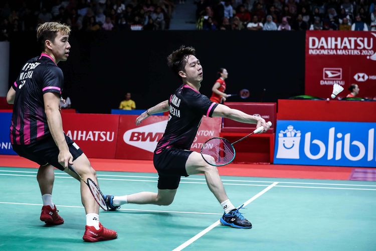 Pasangan ganda putra Indonesia, Marcus Fernaldi Gideon/Kevin sanjaya Sukamuljo melawan wakil China, He Ji Ting/Tan Qiang saat pertandingan babak kedua Indonesia Masters 2020 di Istora Senayan, Jakarta, Kamis (16/1/2020). Marcus Fernaldi Gideon/Kevin sanjaya Sukamuljo menang dengan skor 21-19, 21-13.