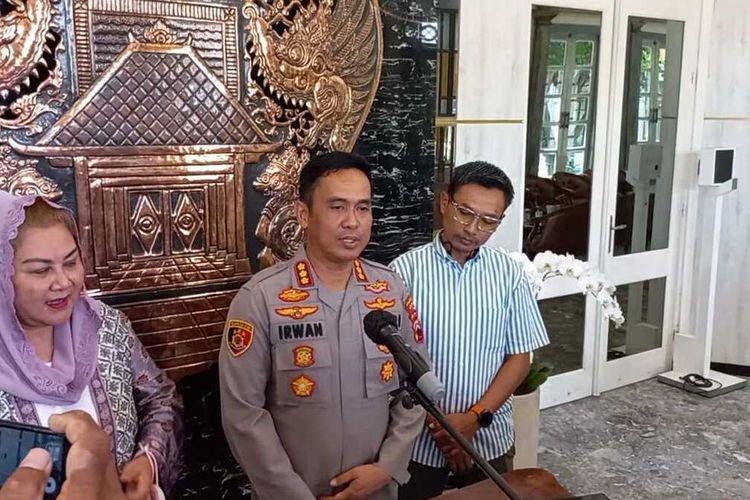 Kapolrestabes Semarang Kombes Pol Irwan Anwar bersama Wali Kota Semarang dan Panpel PSIS Semarang di Balai Kota Semarang
