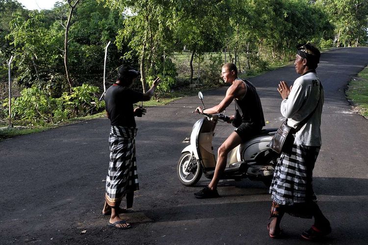 Foto dirilis Jumat (22/5/2020), memperlihatkan pecalang meminta wisatawan mancanegara balik arah terkait penutupan sementara kawasan wisata Pantai Balangan, Badung.