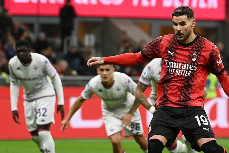 Bek AC Milan Theo Hernandez (tengah) melakukan tendangan penalti dan mencetak gol dalam pertandingan Serie A antara AC Milan vs Fiorentina di Stadion San Siro di Milan, pada 25 November 2023.