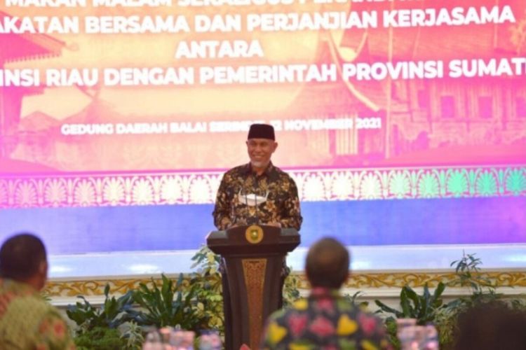 Gubernur Sumatera Barat, Mahyeldi ketika menyampaikan sambutan di acara penandatanganan kesepakatan bersama antara Pemprov Riau dengan Pemprov Sumbar, di Gedung Daerah Balai Serindit, Pekanbaru.